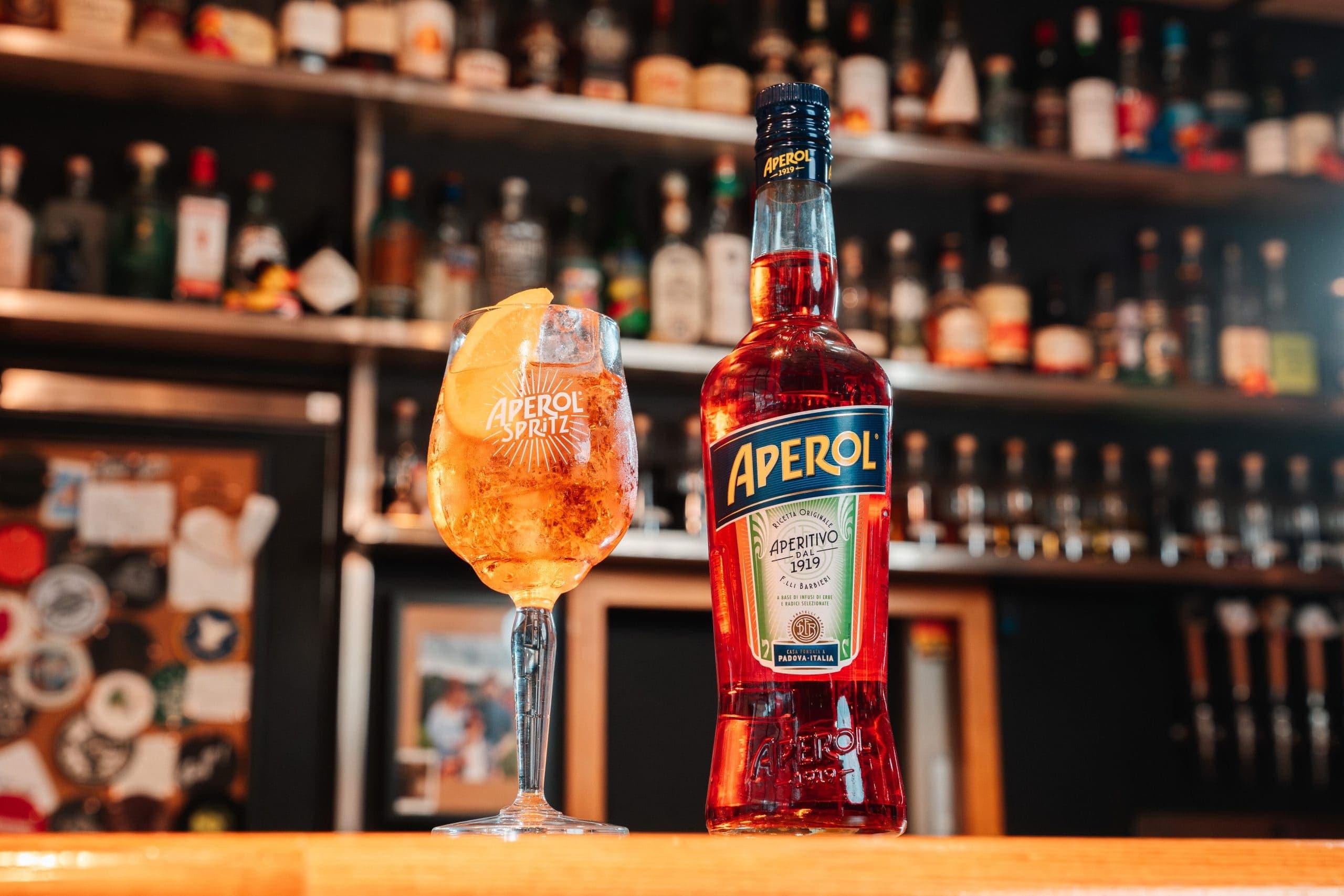 Aperitivo con cocktail da Officina 68 nel centro di Ancona